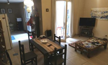 Amplio Departamento en venta de 2 ambites c/patio.  Plaza Colón. Permuta