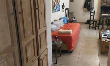 Amplio Departamento en venta de 2 ambites c/patio.  Plaza Colón. Permuta