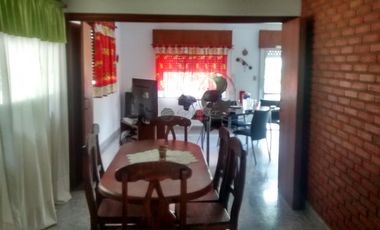 VENTA Esquina Campana CHALET hermoso ladrillos vista HOGAR DULCE HOGAR