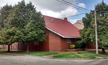 VENTA Esquina Campana CHALET hermoso ladrillos vista HOGAR DULCE HOGAR