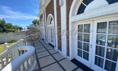 Elegante casa Venta En Zárate: Independencia 1350 mejor ubicación Estilo Francés