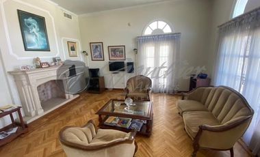 Elegante casa Venta En Zárate: Independencia 1350 mejor ubicación Estilo Francés