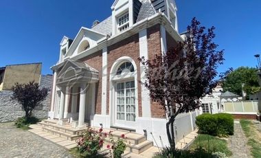 Elegante casa Venta En Zárate: Independencia 1350 mejor ubicación Estilo Francés