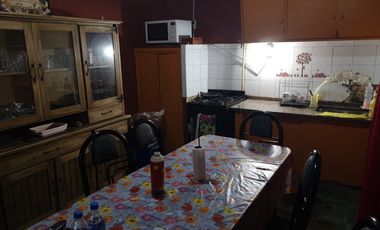 Casa de 2 departamentos con local o garage en Villa Soldati