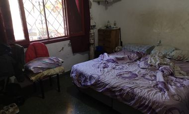 Casa de 2 departamentos con local o garage en Villa Soldati