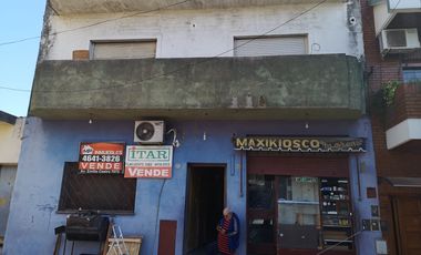 Casa de 2 departamentos con local o garage en Villa Soldati