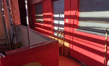 Casa de 2 departamentos con local o garage en Villa Soldati