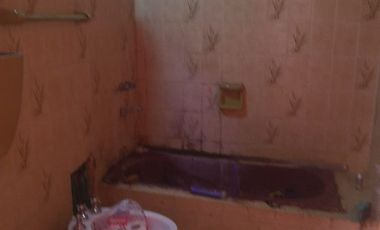 Casa de 2 departamentos con local o garage en Villa Soldati