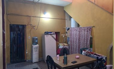 Casa de 2 departamentos con local o garage en Villa Soldati