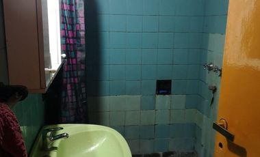 Casa de 2 departamentos con local o garage en Villa Soldati