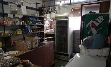 Casa de 2 departamentos con local o garage en Villa Soldati