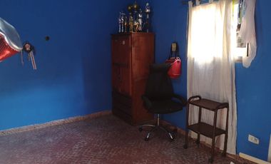 Casa de 2 departamentos con local o garage en Villa Soldati