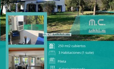 V158. CUESTA BLANCA. Hermosa casa de 2 plantas. Amplia galeria integrada. Amplio terreno. EXCELENTE UBICACION