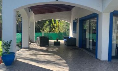 V158. CUESTA BLANCA. Hermosa casa de 2 plantas. Amplia galeria integrada. Amplio terreno. EXCELENTE UBICACION