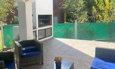 V158. CUESTA BLANCA. Hermosa casa de 2 plantas. Amplia galeria integrada. Amplio terreno. EXCELENTE UBICACION