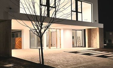 Casa en venta de 4 dormitorios c/ cochera en Otros Barrios