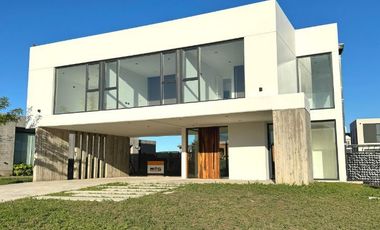 Casa en venta de 4 dormitorios c/ cochera en Otros Barrios