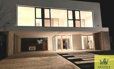 Casa en venta de 4 dormitorios c/ cochera en Otros Barrios