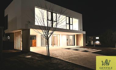 Casa en venta de 4 dormitorios c/ cochera en Otros Barrios