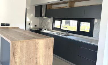 Casa en venta de 4 dormitorios c/ cochera en Otros Barrios