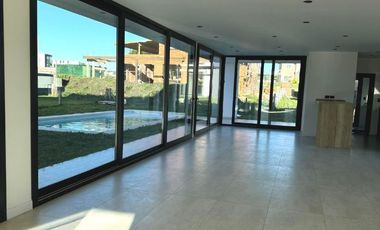 Casa en venta de 4 dormitorios c/ cochera en Otros Barrios