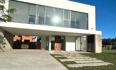 Casa en venta de 4 dormitorios c/ cochera en Otros Barrios