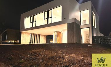 Casa en venta de 4 dormitorios c/ cochera en Otros Barrios