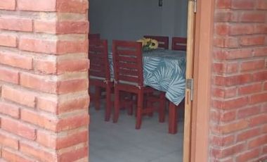 00270- DEPTO CENTRICO Y CONFORTABLE P/ 4 PER. A 50 METROS DEL RIO PANAHOLMA.
