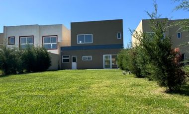 Casa en venta de 3 dormitorios c/ cochera en San Miguel