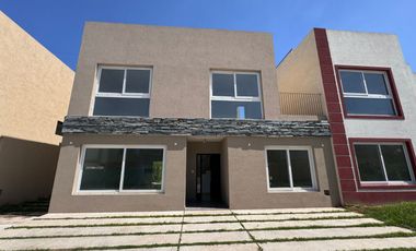 Casa en venta de 3 dormitorios c/ cochera en San Miguel