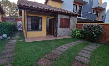 Chalet en venta de 2 dormitorios c/ cochera en Costa Azul