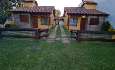 Chalet en venta de 2 dormitorios c/ cochera en Costa Azul