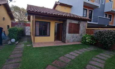 Chalet en venta de 2 dormitorios c/ cochera en Costa Azul