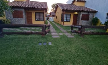 Chalet en venta de 2 dormitorios c/ cochera en Costa Azul