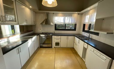 Casa de categoría en venta de 2000m2 con 3 dormitorios ubicado en El Bosque