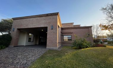 Casa de categoría en venta de 2000m2 con 3 dormitorios ubicado en El Bosque