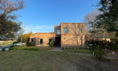 Casa de categoría en venta de 2000m2 con 3 dormitorios ubicado en El Bosque