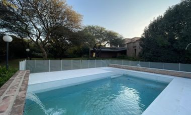 Casa de categoría en venta de 2000m2 con 3 dormitorios ubicado en El Bosque