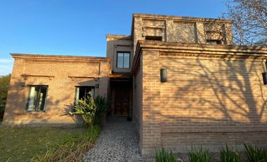 Casa de categoría en venta de 2000m2 con 3 dormitorios ubicado en El Bosque