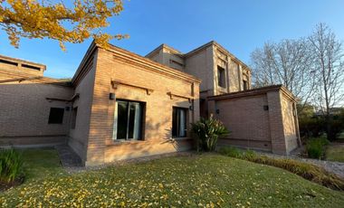 Casa de categoría en venta de 2000m2 con 3 dormitorios ubicado en El Bosque
