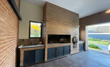 Casa de categoría en venta de 2000m2 con 3 dormitorios ubicado en El Bosque