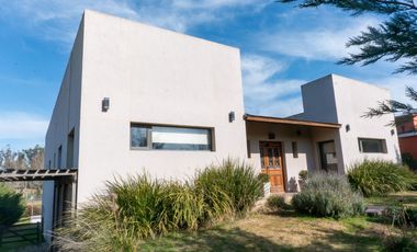 VENTA O PERMUTA.  Importante Residencia en Barrio Barracas de San Benito