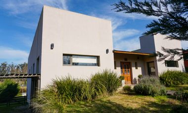 VENTA O PERMUTA.  Importante Residencia en Barrio Barracas de San Benito