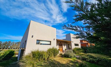 VENTA O PERMUTA.  Importante Residencia en Barrio Barracas de San Benito