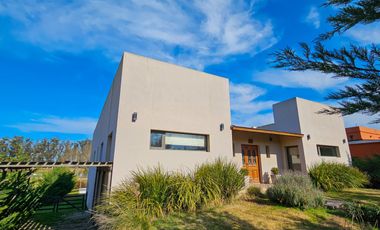 VENTA O PERMUTA.  Importante Residencia en Barrio Barracas de San Benito