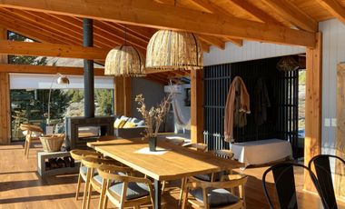 FINA PATAGONIA. Casa en venta de 2 dormitorios c/ cochera en San Martin de los Andes