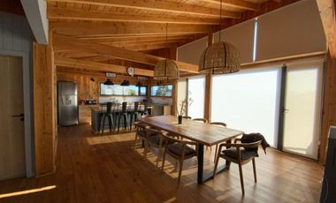FINA PATAGONIA. Casa en venta de 2 dormitorios c/ cochera en San Martin de los Andes