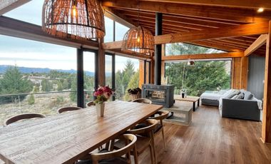 FINA PATAGONIA. Casa en venta de 2 dormitorios c/ cochera en San Martin de los Andes