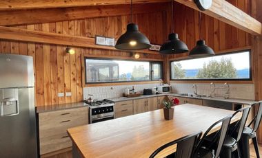 FINA PATAGONIA. Casa en venta de 2 dormitorios c/ cochera en San Martin de los Andes