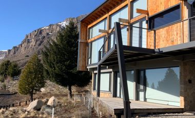 FINA PATAGONIA. Casa en venta de 2 dormitorios c/ cochera en San Martin de los Andes